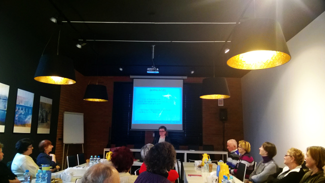 Prowadząca szkolenie wraz z uczestnikami